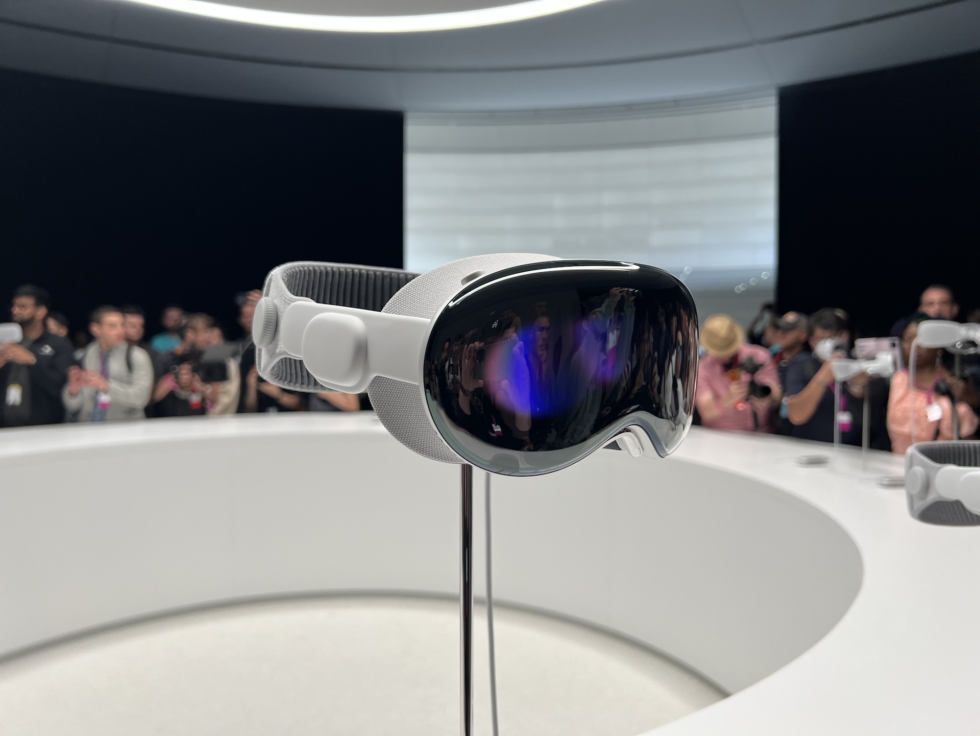 Report: Apple M4, more comfortable strap will headline first major Vision Pro update